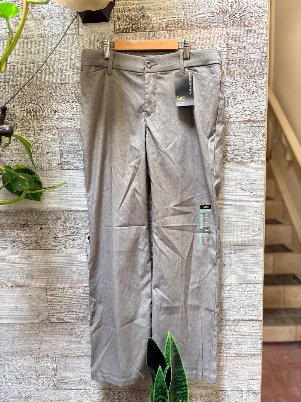 Lee | NWT Flex Motion Ultra Lux Comfort Trousers - Women's 6 Short, Light Gray